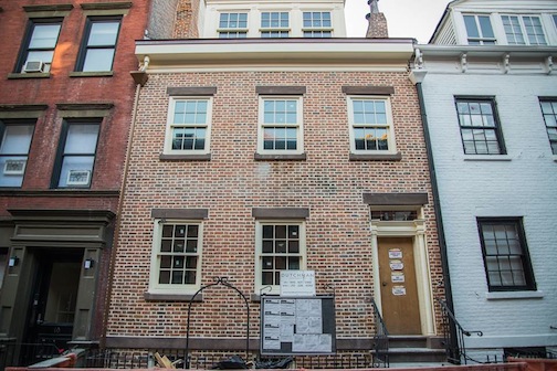 Được khởi công xây dựng năm 1827, ngôi nhà ma ở New York mang dáng vẻ rất đỗi bình thường.